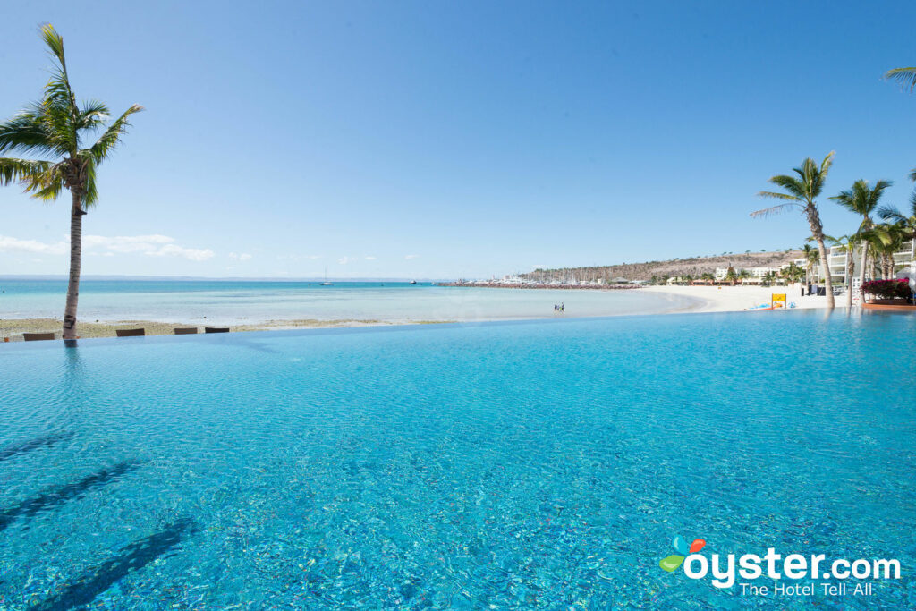 O Beach Club Infinity Pool no CostaBaja Resort & Spa / Oyster