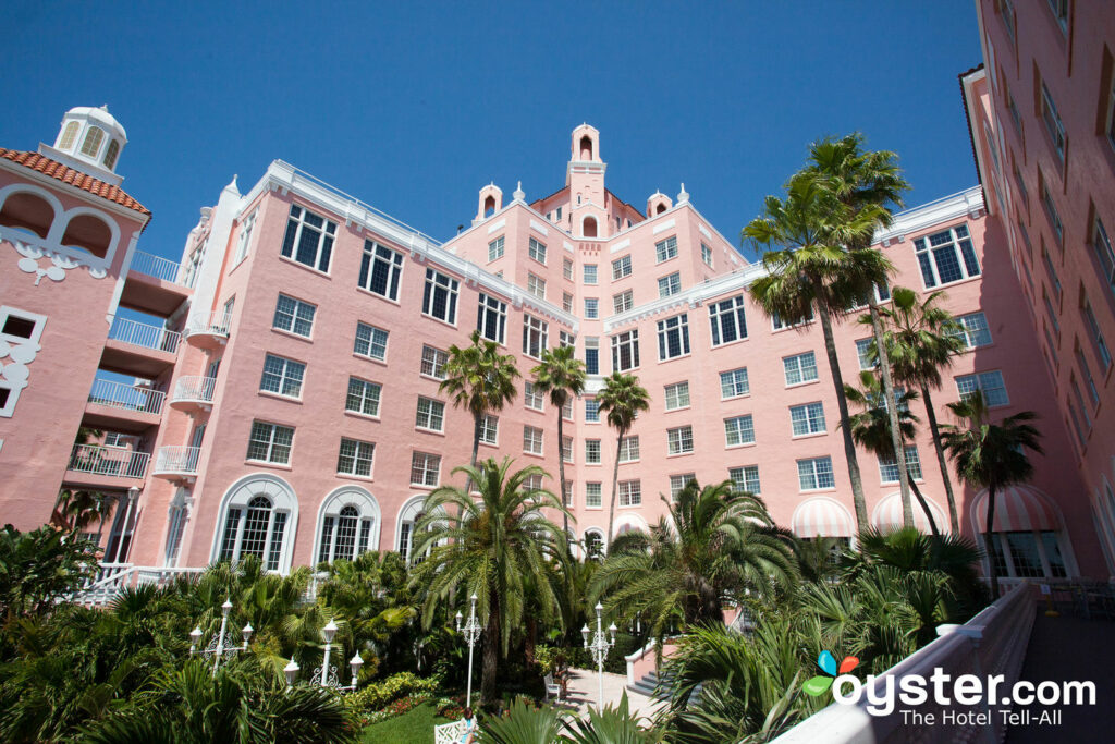 Seja tratado como uma realeza de conto de fadas no Pink Castle, em St. Pete Beach, para famílias e animais de estimação.