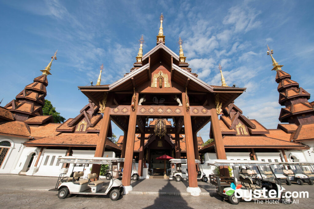 Certains temples nécessitent des épaules couvertes.