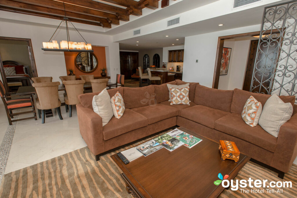 lujoso lavandería habitación con elegante mueble y de buen gusto