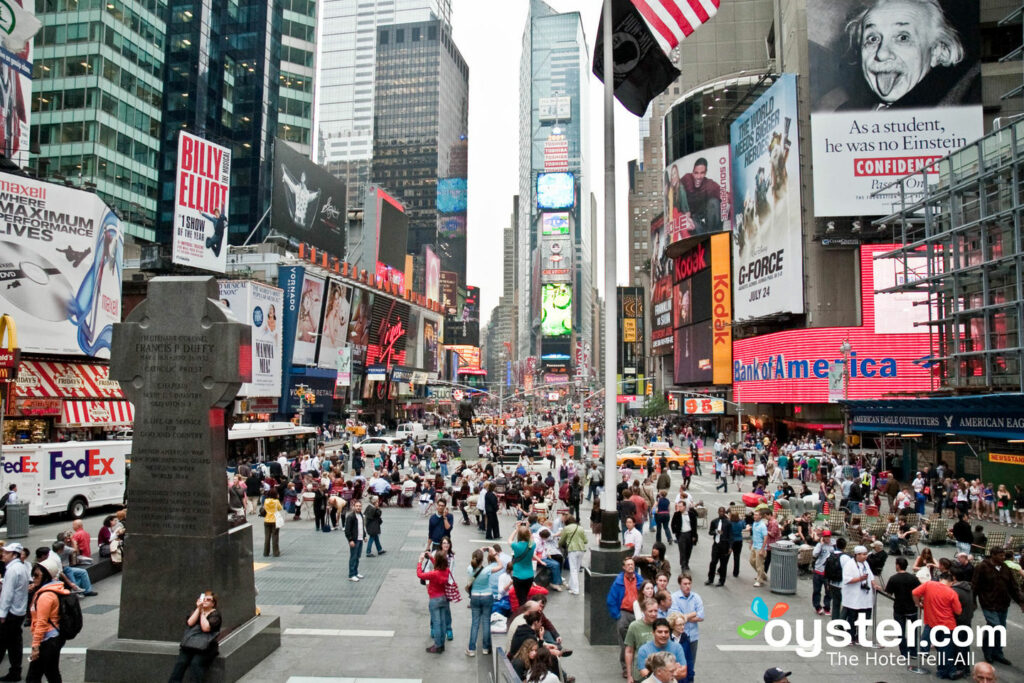 Times Square à la frénésie quasi-pic.