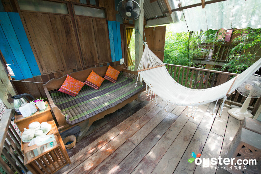 Veranda der Villa Rustikales Baumhaus Zimmer im BaanBooLoo Traditionelles Thai Guest House