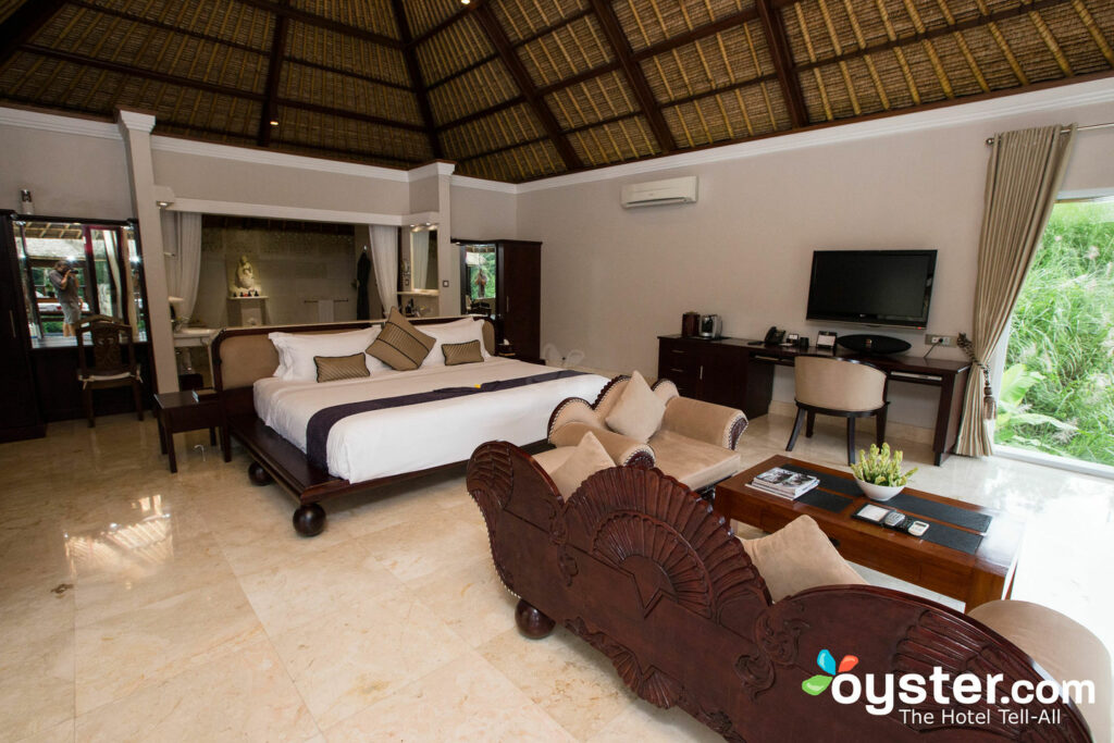 Head to your luxe villa. No matter the room type, it will be expansive.