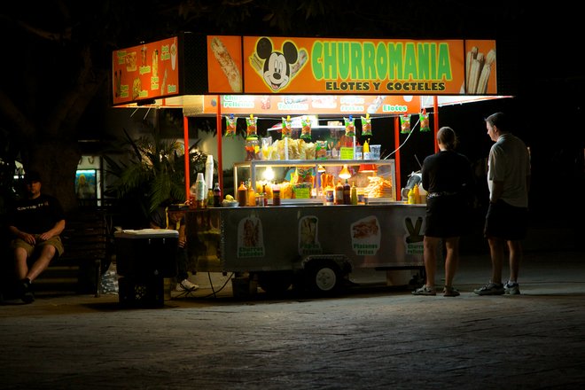 Tamales e churros fanno un pasto economico e delizioso in Plaza Mijares / Ryan Harvey via Flickr