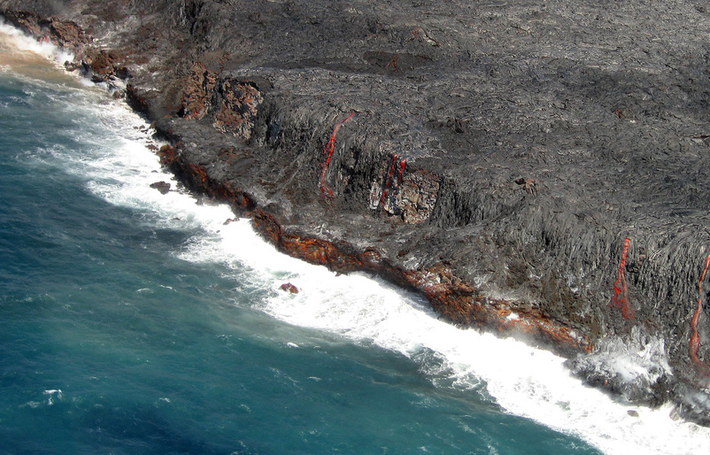 Lava fluindo para o oceano em Kilauea; Upsilon Andromedae / Flickr