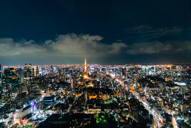 Die Aussicht auf die Skyline des Mori Tower umfasst manchmal den Fuji