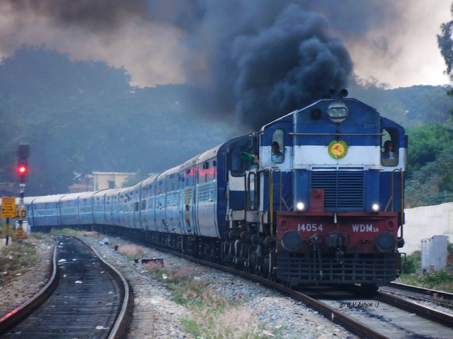 Treinar na Índia; Belur Ashok, Flickr