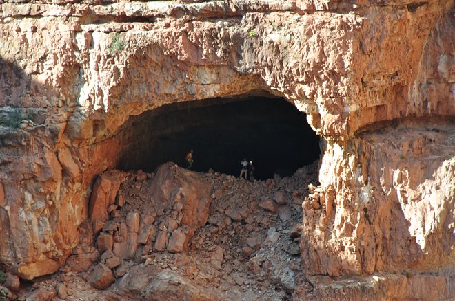 Entrada a la cueva en el Parque Nacional del Gran Cañón; Dale Pate a través de NPS Natural Resources / Flickr