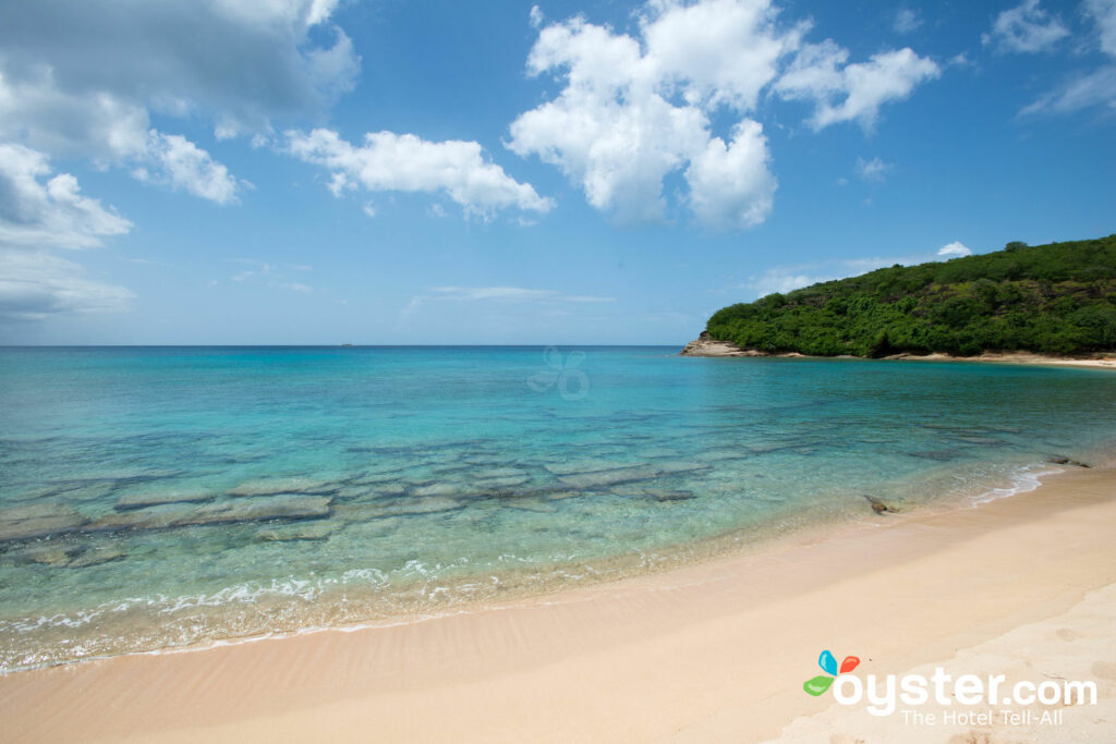 Playa en Hawksbill por Rex Resorts, Antigua