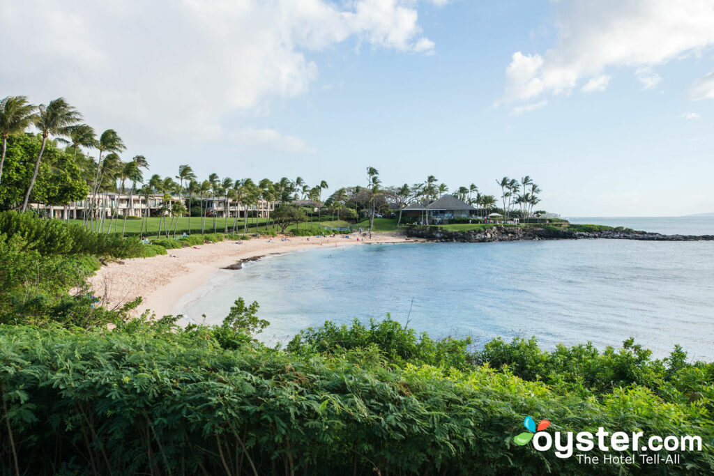 Playa en la bahía de Kapalua del montaje, Maui