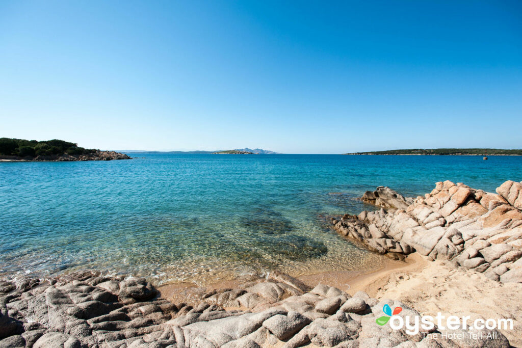 La plage de l’hôtel Pitrizza, un hôtel luxueux de la Costa Smeralda, Porto Cervo