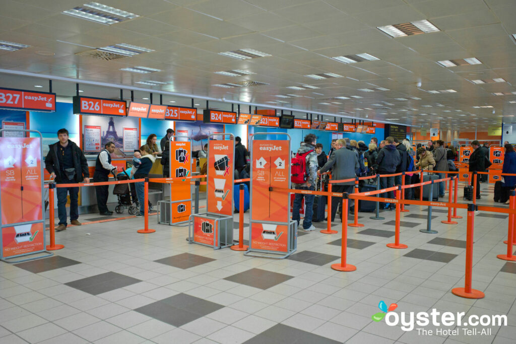 Linhas de segurança no aeroporto