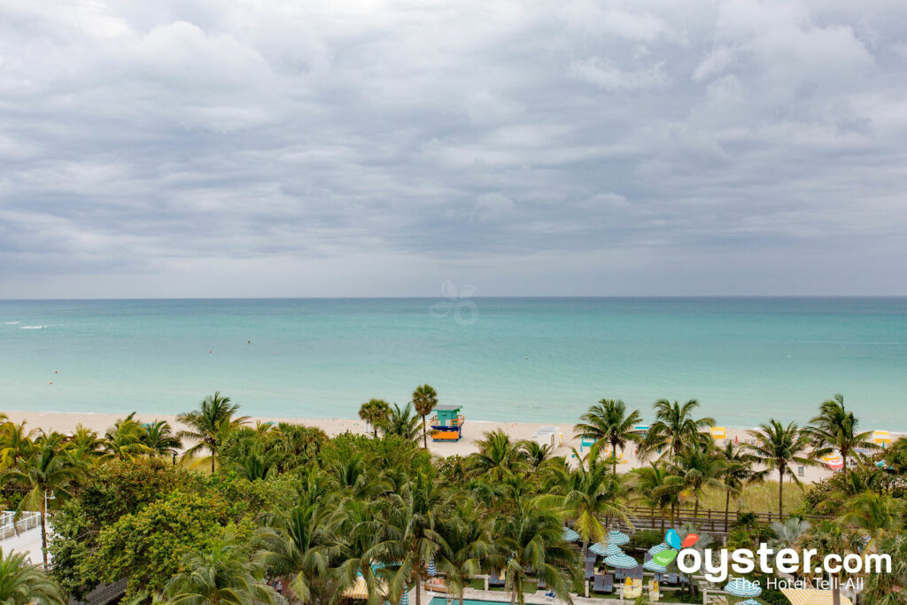 La cama King con vista parcial al mar en The Confidante Miami Beach