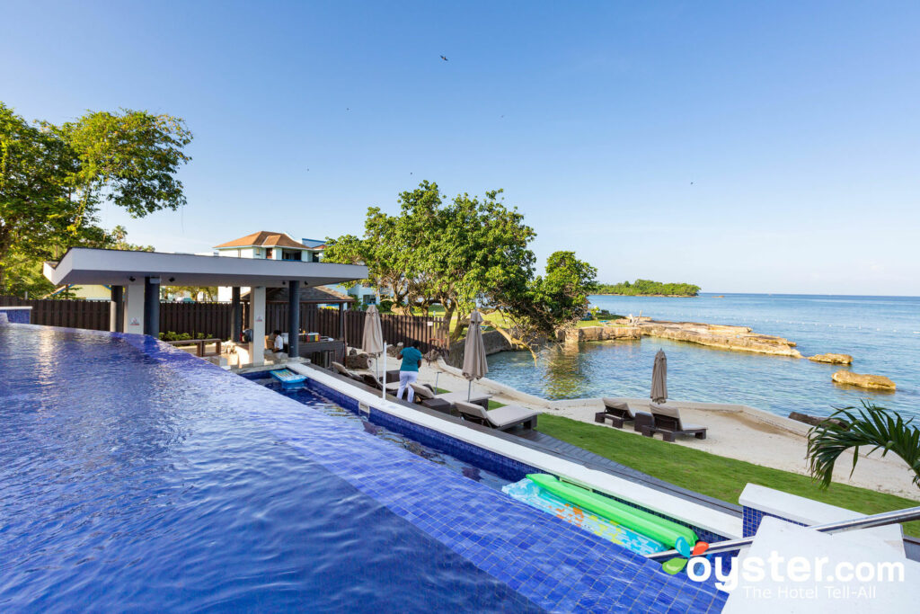 Piscina no Grand Lido Negril Au Naturel All-Suite-Resort