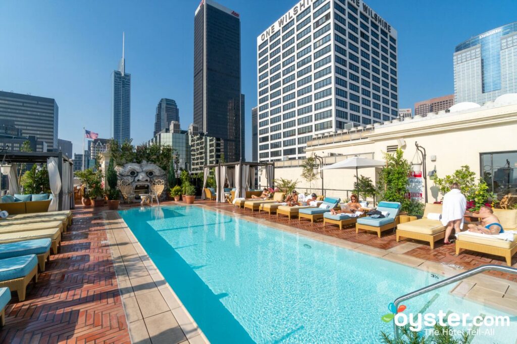 Piscina no NoMad Hotel Los Angeles