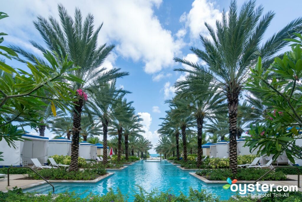 La piscine aux reflets du Grand Hyatt Baha Mar