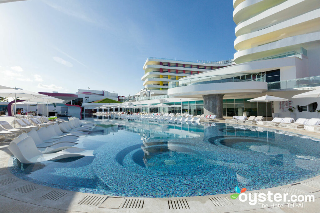 Piscine sexy au Temptation Cancun Resort