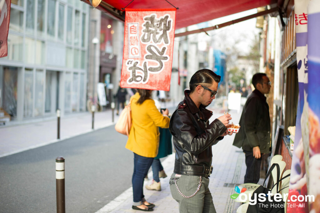 El efectivo es el rey en los numerosos puestos de refrigerios en la calle de Tokio.