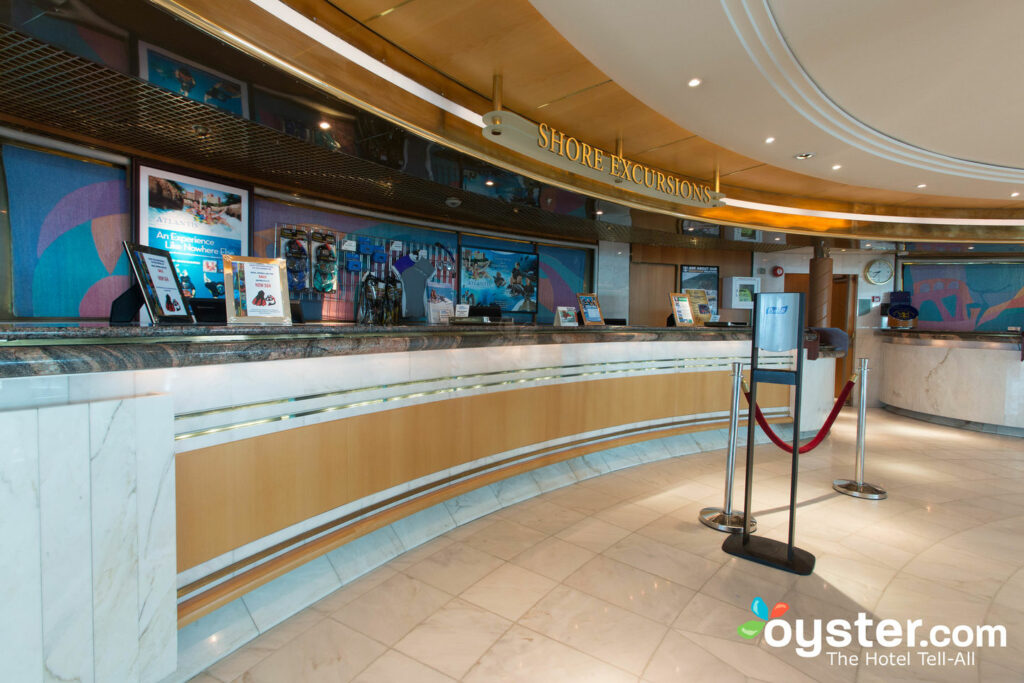 Shore Excursions Desk en Enchantment of the Seas, Royal Caribbean