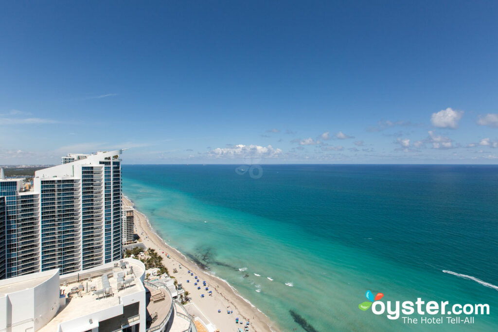 Blick von der Diplomat Suite im Diplomat Beach Resort Hollywood auf die Curio Collection by Hilton Blick von der Diplomat Suite im Diplomat Beach Resort Hollywood auf die Curio Collection by Hilton