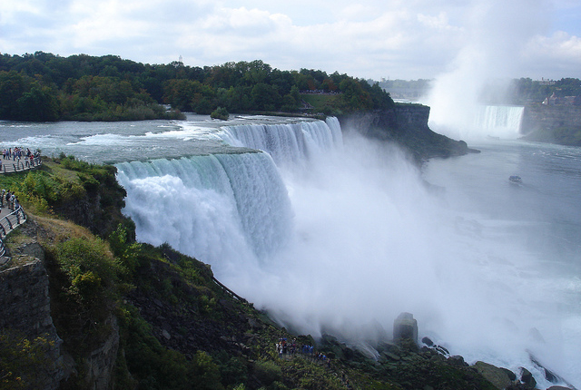 Niagara Falls Side vs. Canada | Oyster.com