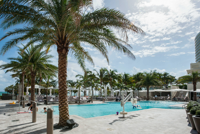 Das mobilitätsfreundliche Ocean Pool im St. Regis Bal Harbour in Miami / Oyster