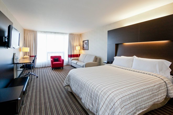 The mobility-friendly room at the Four Points by Sheraton Levis Convention Centre in Quebec/Oyster