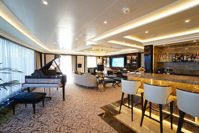 La sontuosa Regent Suite di Seven Seas Explorer / Jason Leppert di Regent Seven Seas Cruises