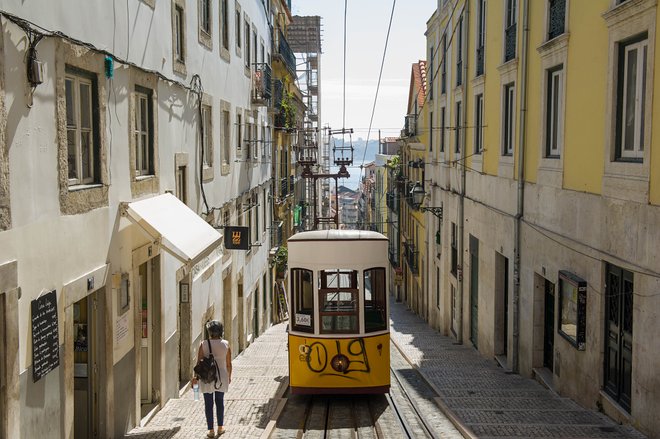 Tranvía en Rua da Bica / Oyster