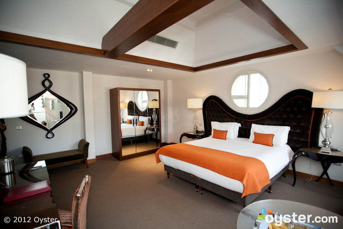 Os elegantes quartos apresentam cabeceiras arrojadas, televisões de ecrã plano e mini-bar abastecido.