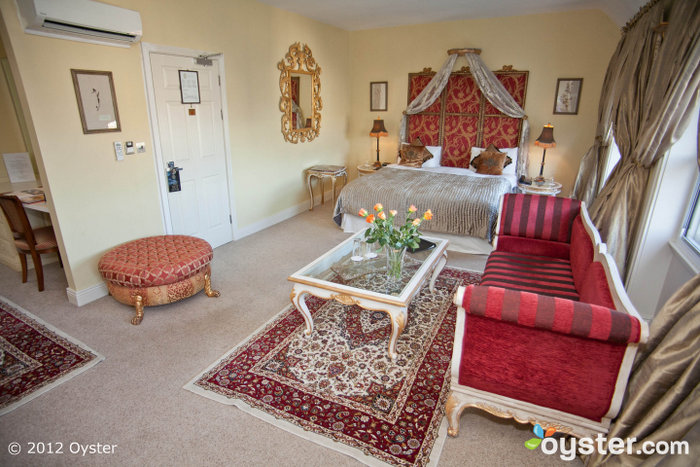 Temas orientais e marroquinos dominam a decoração do quarto.