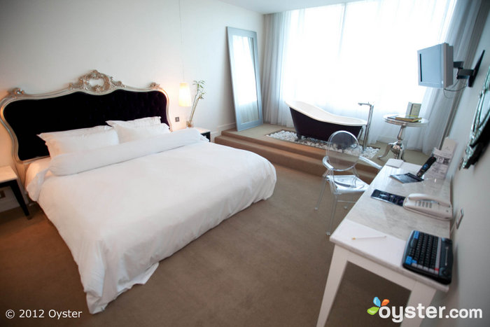 Os quartos minimalistas apresentam móveis modernos e comodidades de alta tecnologia.