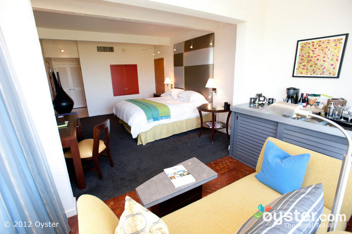 Swank quartos possuem banheiros de mármore travertino, excelentes camas e banhos de sal frescos.