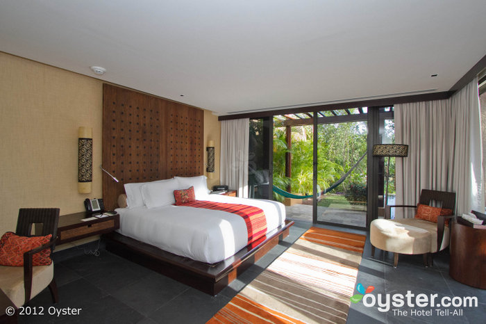 Toques românticos para os quartos incluem banheiras ao ar livre, chuveiros ao ar livre e banheiras de hidromassagem.