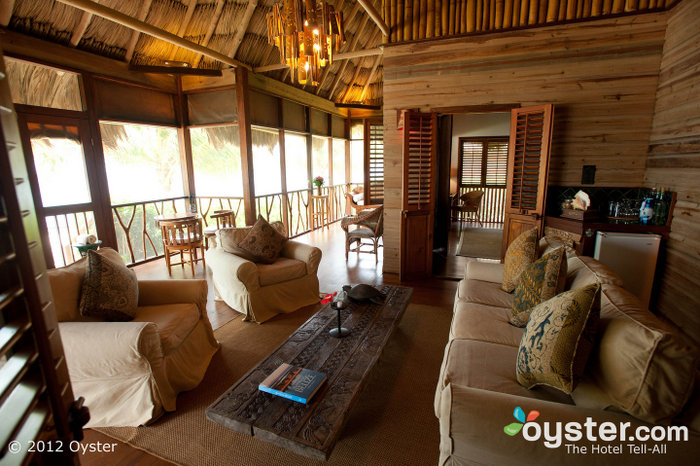 Das Hotel bietet individuelle Cottages und Villen mit Strohdächern, balinesischem Dekor und geschirmten Veranden.