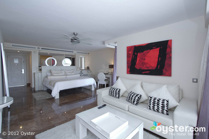 Die ganz in Weiß gehaltenen Suiten sind luxuriös und groß und verfügen über einen Flachbildfernseher und kostenloses WLAN.