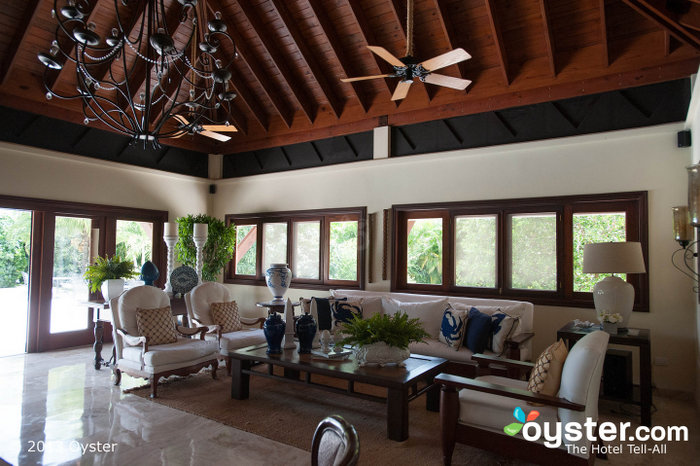 Les villas élégantes disposent de grands espaces de vie avec un décor élégant et une cuisine complète.