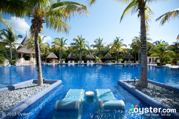 O resort dispõe de várias piscinas deslumbrantes, incluindo uma para adultos, com um gazebo nas proximidades para massagens de casais.
