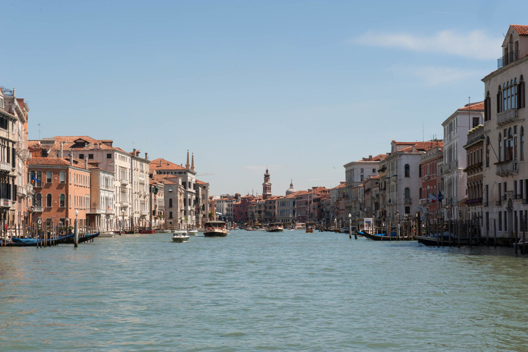 Gondolos, valtys ir vaporetti Venecijos Didžiajame kanale.