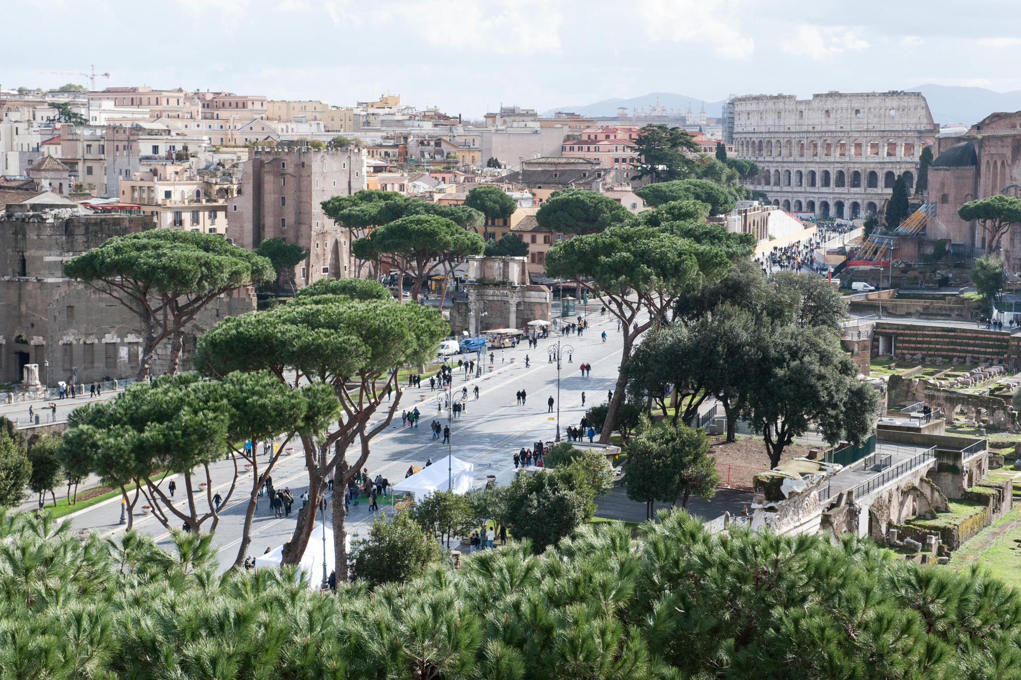 Imperatoriškasis forumas ir Koliziejus kartu su Romos miesto vaizdu.