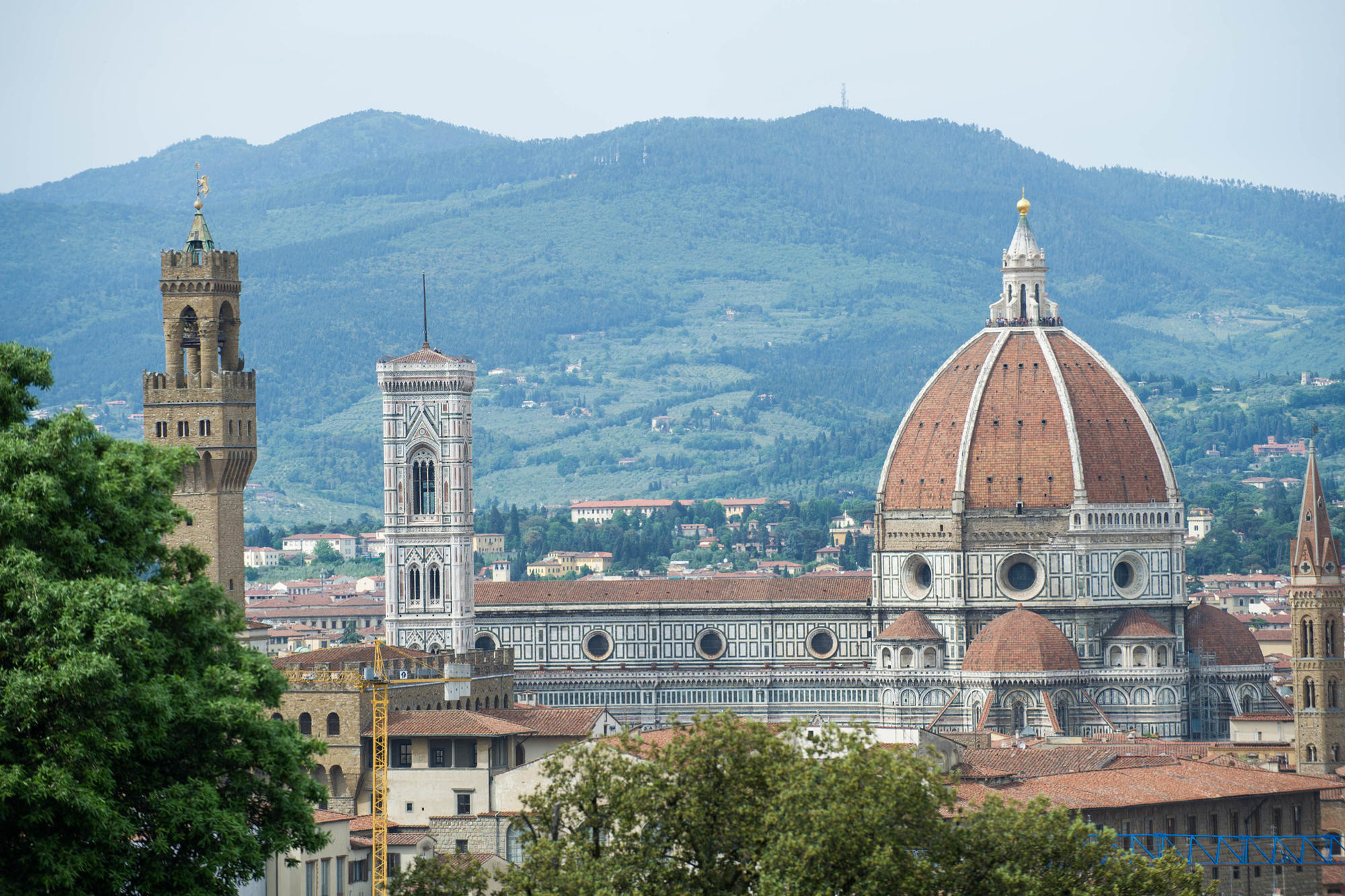 Florencijos Duomo kupolas ir kampanas su fone su Toskanos kalvomis. 