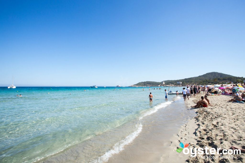 Le spiagge di Ibiza, come Playa d'en Bossa, sono bellissime.