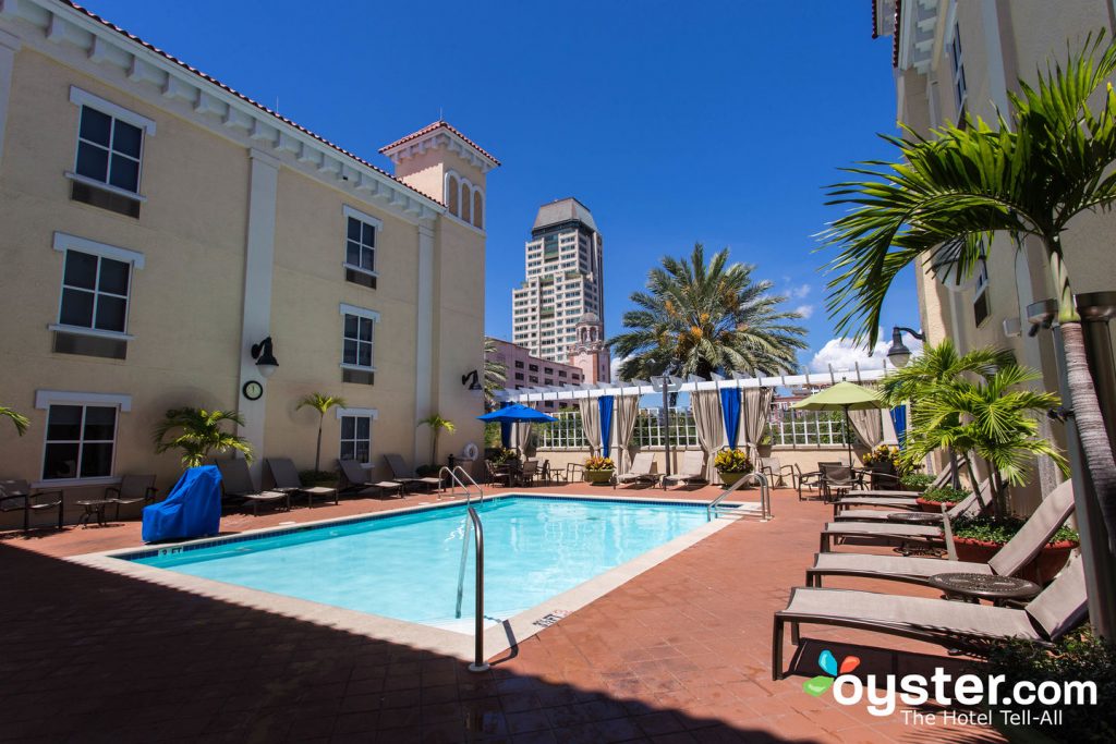 Piscina en el Hampton Inn and Suites St. Petersburg Downtown / Oyster