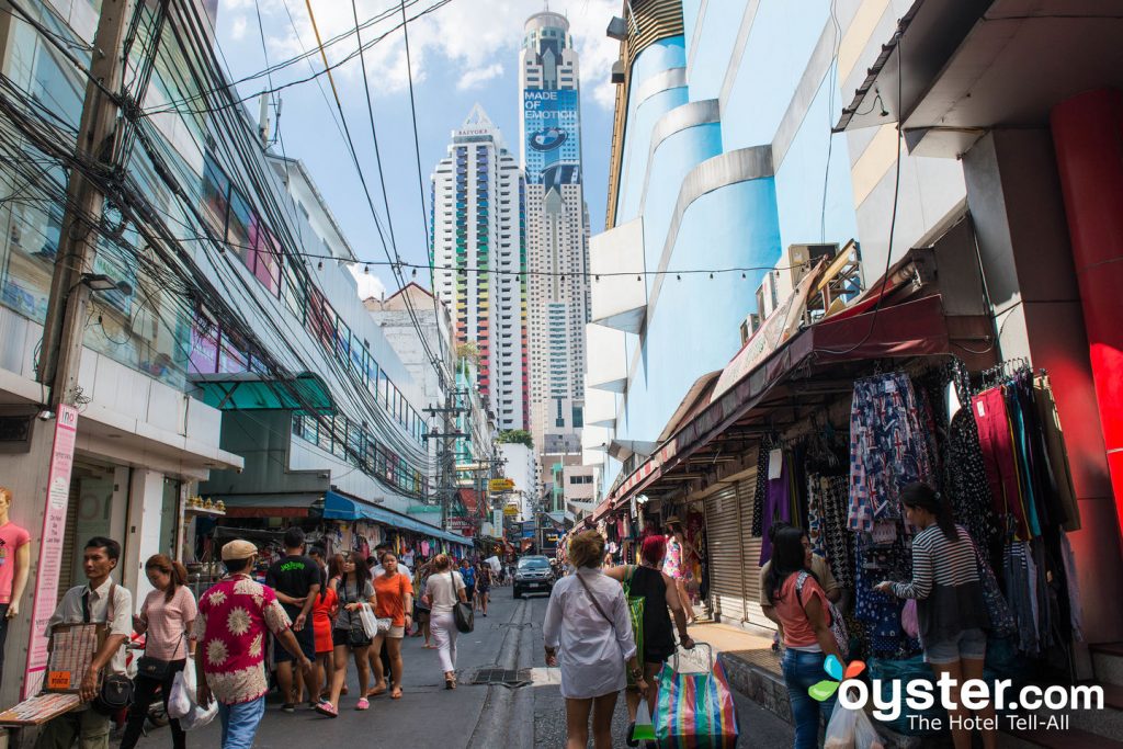 Les marchés de l'Asie du Sud-Est sont emballés avec des vendeurs vendant des produits similaires.