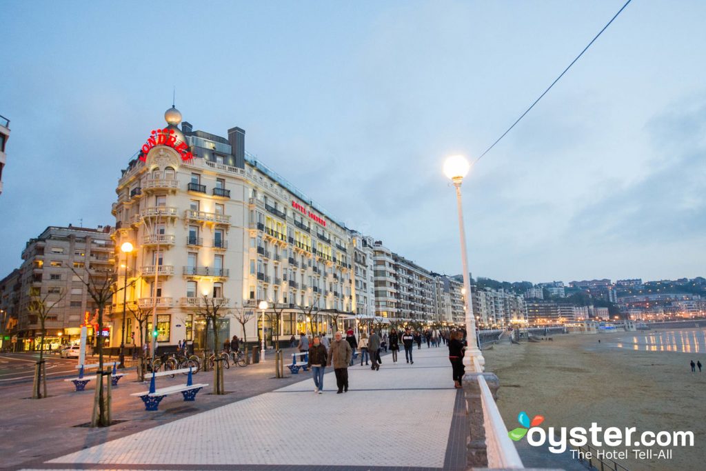 O passeio marítimo de San Sebastian é movimentado mesmo na baixa temporada.