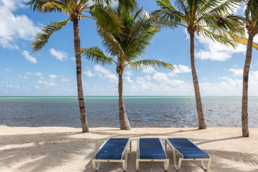 Liegestühle am Strand auf Islamorada Key