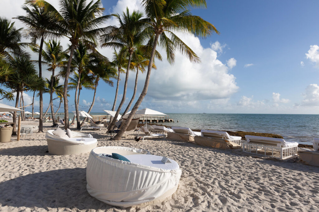 Chaises longues sur la plage du Waldorf Astoria Resort