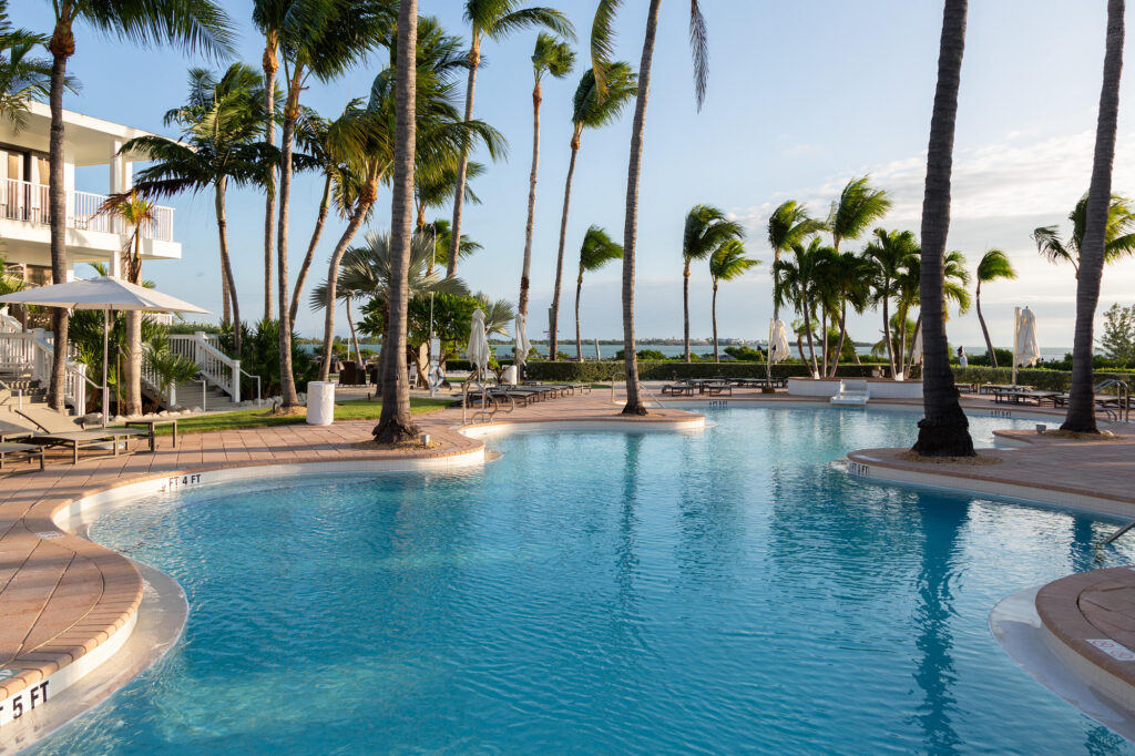 Piscina e palmeiras no Hawks Cay Resort