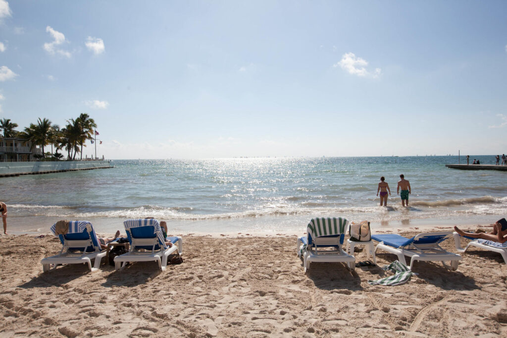 Liegestühle am Strand im Southernmost Beach Resort