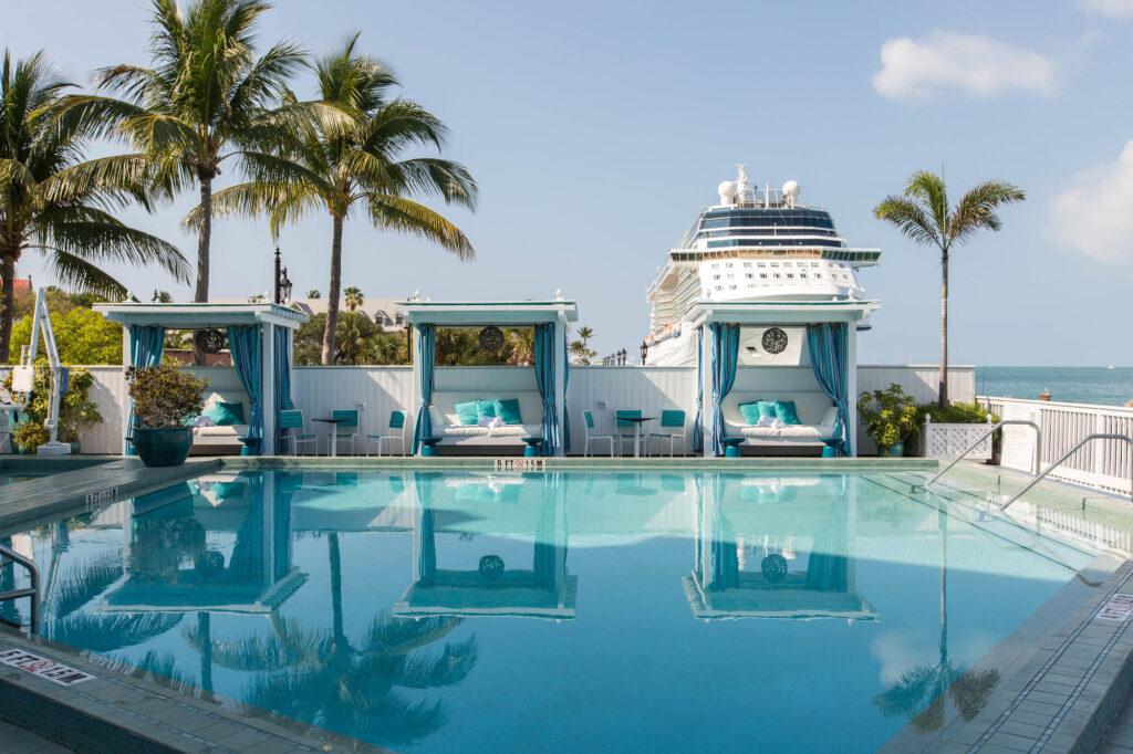 Piscine et cabanes à l'Ocean Key Resort and Spa